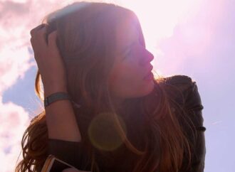 cat sits on my lap when i poop