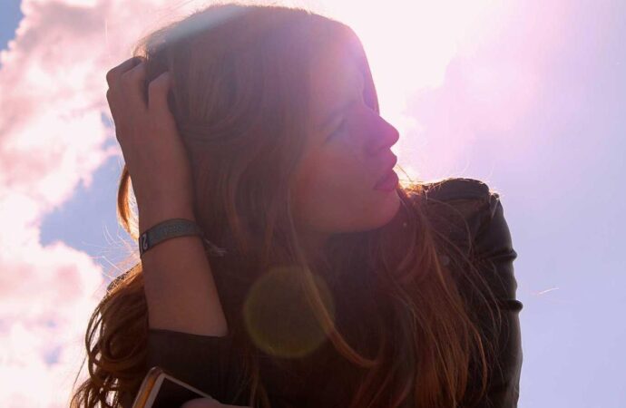 cat sits on my lap when i poop