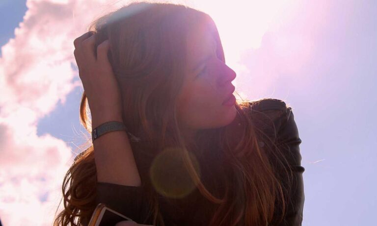 cat sits on my lap when i poop